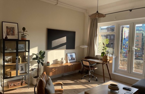Liverpool City Centre Apartment | Stylish city-centre apartment with balcony