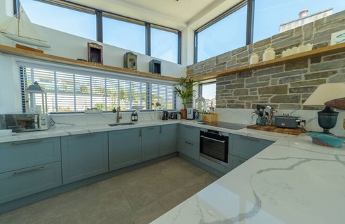 Mevagissey Apartment | Stylish coastal retreat with panoramic views & walkable to harbour