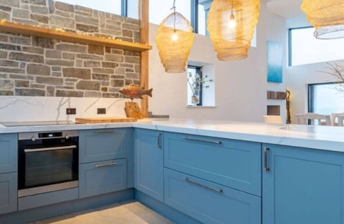 Mevagissey Apartment | Stylish coastal retreat with panoramic views & walkable to harbour