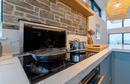Mevagissey Apartment | Stylish coastal retreat with panoramic views & walkable to harbour