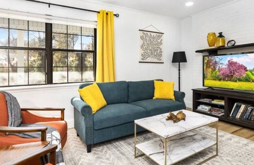 Matthews House | Stylish & Comfortable Duplex Best for Large Groups! Pet Friendly! Ample Parking