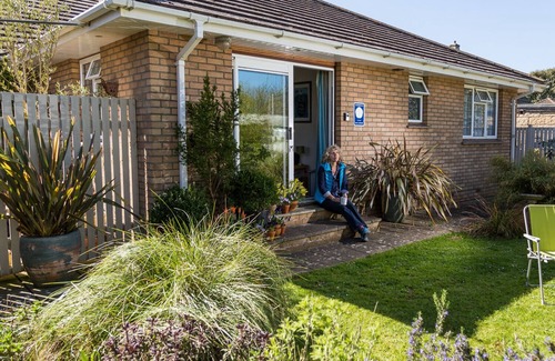 Freshwater Apartment | Stylish, Comfortable Apartment near Freshwater Bay. Pet Friendly. Private Garden