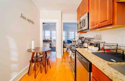 Ravenswood House | ⭐|Stylish|Comfy|Lincoln Sq.| 2BR |✨|Near Wrigley|⭐