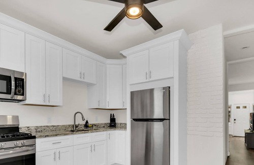 Brighton Park House | Stylish & Comfy Stay: Close to Downtown