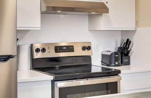 Canmore Apartment | Stylish Condo in DT Canmore - 3 BR