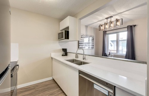 Canmore Apartment | Stylish Condo in DT Canmore - 3 BR
