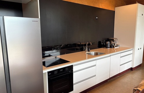 Tata Beach House | Stylish Contemporary Urban Retreat. 4 minute walk to the beach.