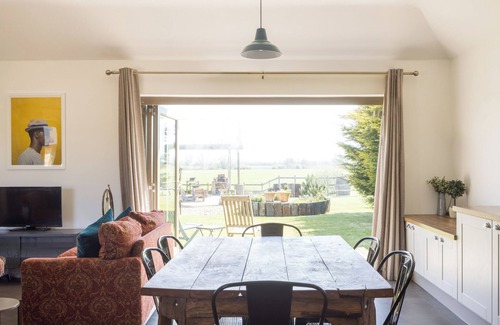 Croydon Cottage | Stylish cottage, countryside views, wood burning hot tub, 20 mins to Cambridge