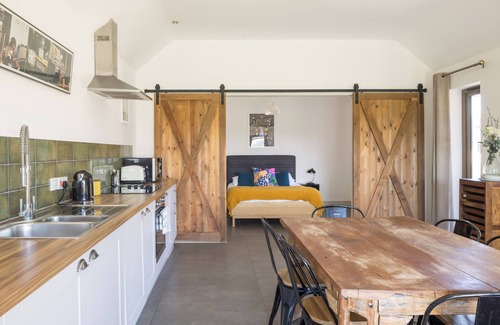 Croydon Cottage | Stylish cottage, countryside views, wood burning hot tub, 20 mins to Cambridge