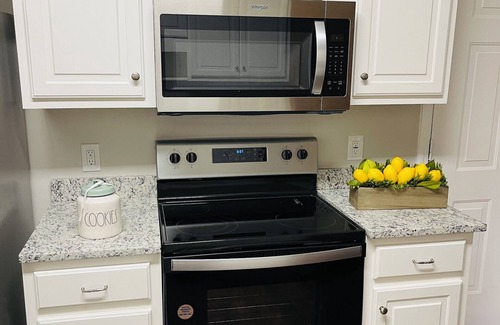 Buford House | Stylish & Cozy 3bed Retreat with modern amenities!