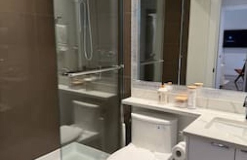 Riley Park-Little Mountain House | Stylish cozy suite in Riley Park