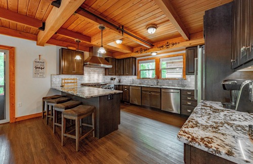 Waterfront Greens House | Stylish Deep Creek Getaway w/Dock & Hot Tub