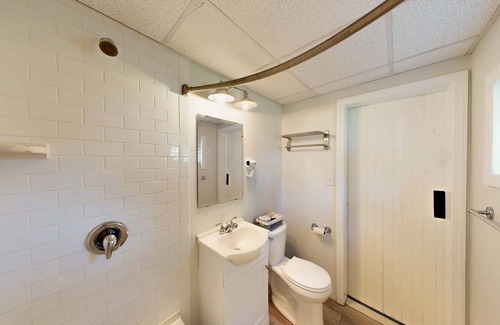 Lower Township Hotel | Stylish Double Queen Room for Families and Friends