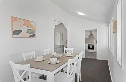 Herston House | Stylish Escape with Balcony near RBWH and CBD