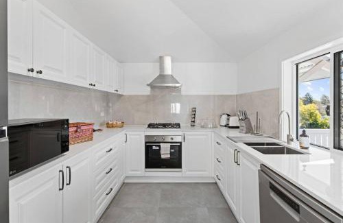 Herston House | Stylish Escape with Balcony near RBWH and CBD