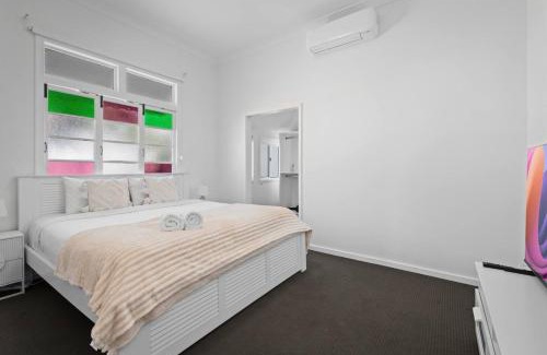 Herston House | Stylish Escape with Balcony near RBWH and CBD