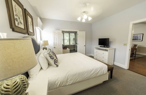 Lackey Resort | Stylish Estate Stay Just Minutes from Museums, Dining & Attractions