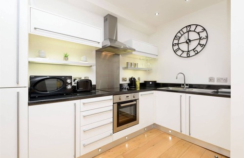 Looe House | Stylish first floor apartment in the heart of town with lovely river views.