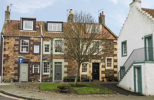 St Monans Cottage | Stylish fisherman's cottage in heart of pretty harbour village, pet-friendly.