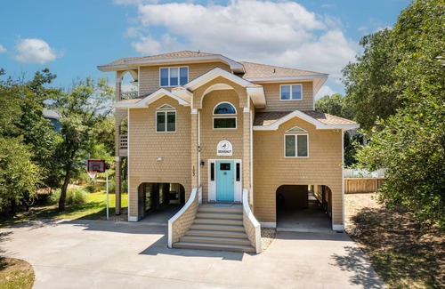 Duck House | Stylish Home with Pool, Hot Tub & Walk to Beach