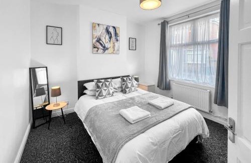 Stoke-on-Trent House | Stylish House Near Hospital with Free Parking
