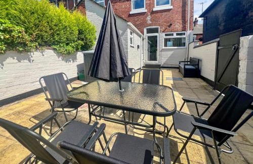 Stoke-on-Trent House | Stylish House Near Hospital with Free Parking
