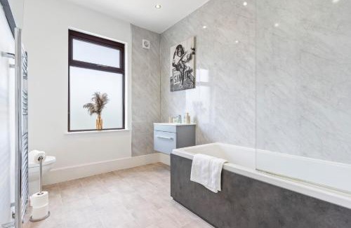 Ashton in Makerfield House | Stylish House - Sleeps 7 - Free Parking, Fast WiFi and Smart TV - Contractors, Groups and Long Stays Welcome by Yoko Property