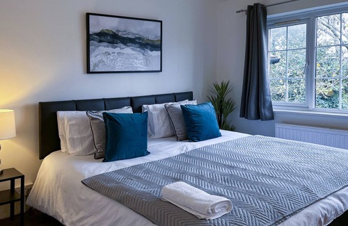 Feltham North House | Stylish King room close to Heathrow airport