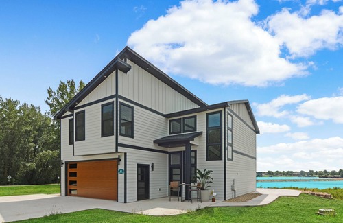 The Lakes House | Stylish Lake Shetek Escape with Marina Views close to Pelican Cove & Key Largo