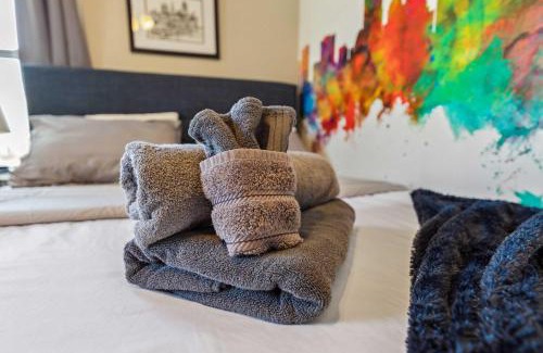 Lakewood Apartment | Stylish Lakewood Apartment - Free Parking & Wi-Fi