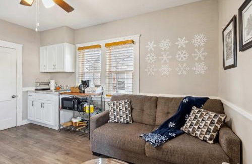 Lakewood Apartment | Stylish Lakewood Apartment - Free Parking & Wi-Fi