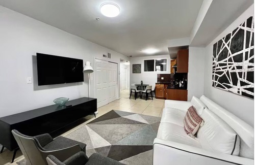 Chinatown Apartment | Stylish & Large 2bd Apt next to Reading Terminal