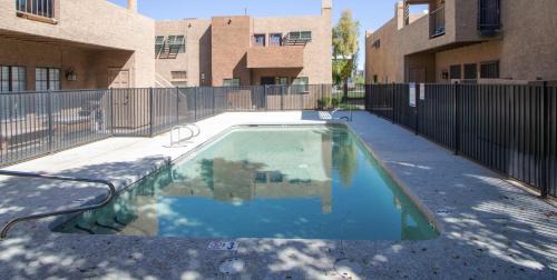 Sunset House | Stylish Lemon 2BR and 3BA Townhouse