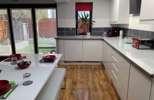 Brighton House | Stylish, Light-Filled Room with Private Bathroom in a Quiet Brighton Home