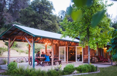 Mariposa House | Stylish lodge w/spa bathrooms, river, views, hot tub, between 2 Yosemite Gates