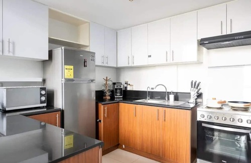 Santolan Apartment | Stylish loft, 65 in UHDTV w Fast WiFi + Pool & Gym
