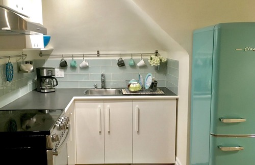 Mimico Apartment | Stylish Loft by the Lake,. 3rd Floor, Separate Entrance, Monthly Rental, No Tax