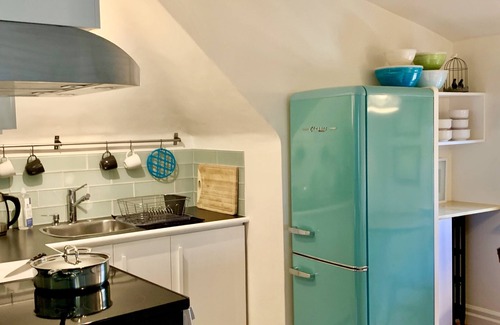 Mimico Apartment | Stylish Loft by the Lake,. 3rd Floor, Separate Entrance, Monthly Rental, No Tax