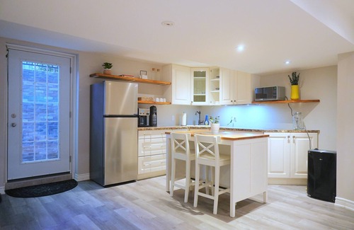 Clarkson-Lorne Park Apartment | Stylish Lower Level Guest Suite in Family Home