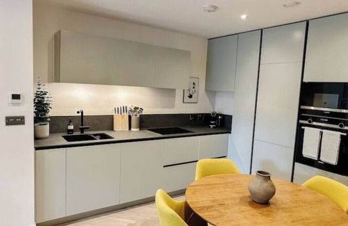 Brighton City Centre House | 🏖️ Stylish Luxury Maisonette Minutes from Brighton Pier | Gym, Cinema & Patio