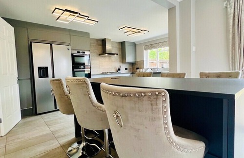 Colchester House | Stylish & Luxury Colchester Retreat with Parking