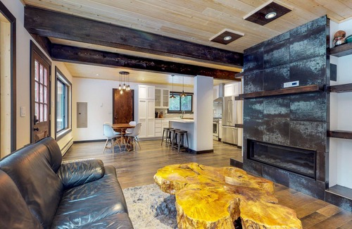 Cle Elum Cabin | Stylish & Modern Cabin near Creek & Town with Fireplace & Shared Grill Area