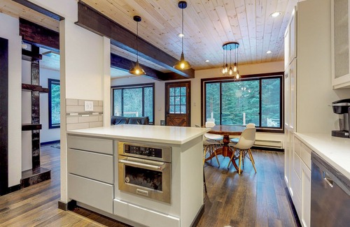 Cle Elum Cabin | Stylish & Modern Cabin near Creek & Town with Fireplace & Shared Grill Area