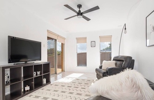 Mount Tarcoola Other | Stylish modern unit close to beaches and town