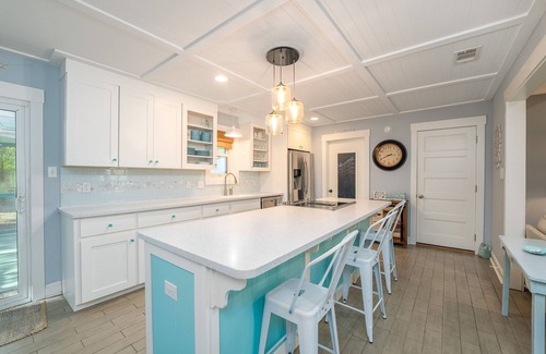 Tybee Island Cottage | Stylish Ranch w/Screened-In Porch 5 Minute Walk to Beach by Tybee Cottages