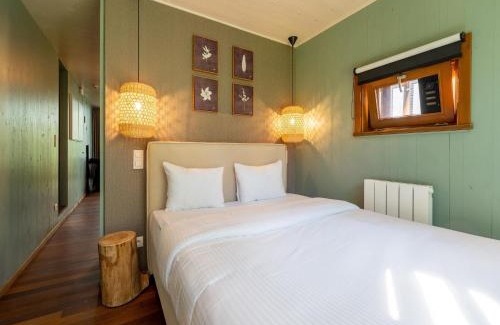 Maubray House | Stylish Retreat with Sauna