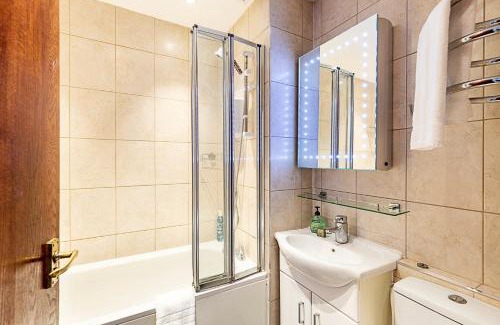 Island Gardens Apartment | Stylish Riverside Flat Near Canary Wharf