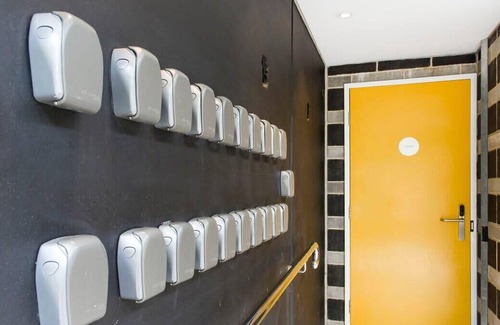 Perth Apartment | Stylish Room - Enjoy City Views on Rooftop Terrace