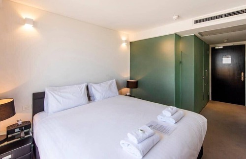 Perth Apartment | Stylish Room - Enjoy City Views on Rooftop Terrace