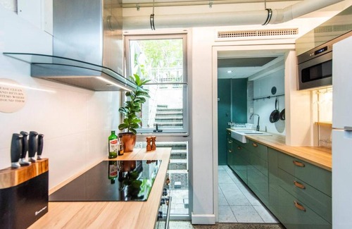 Perth House | Stylish Room - Enjoy City Views on Rooftop Terrace